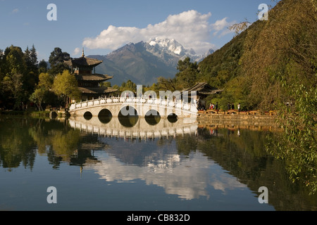 Chine Yunnan Lijiang Black Dragon Pool Park & Montagne Enneigée du Dragon de Jade Banque D'Images