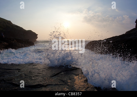 Trebarwith Strand une plage pittoresque, à Cornwall, à plus de de Gull Rock Banque D'Images