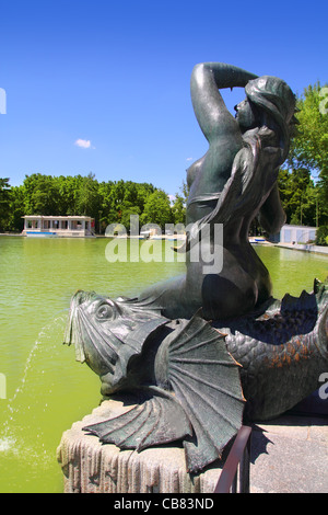 Sirena Madrid sobre Pez sur Mermaid Statue de poisson dans le lac du parc Retiro Banque D'Images