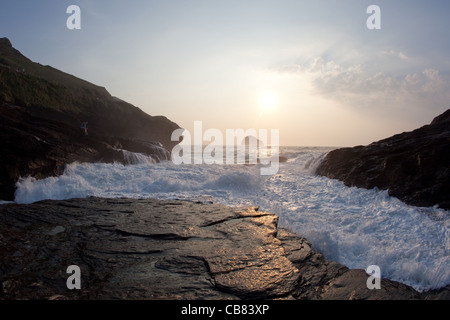 Trebarwith Strand une plage pittoresque, à Cornwall, à plus de de Gull Rock Banque D'Images