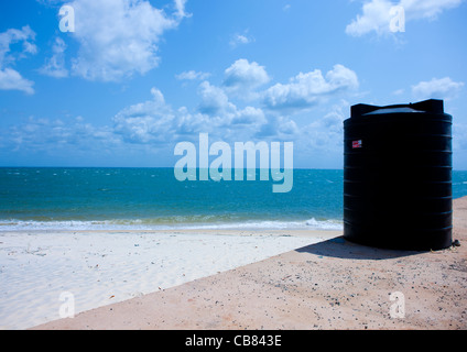 Réserve d'eau noire près de la plage de Lamu Kenya Banque D'Images