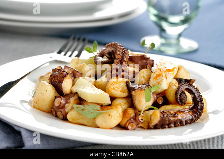 Gnocchi à la pieuvre, le fromage et l'huile de paprika Banque D'Images