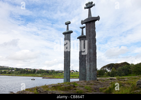 Trois grandes épées debout sur la colline comme mémoire de la bataille de Hafrsfjord en l'an 872. Hafrsfjord, Stavanger, Norvège. Banque D'Images