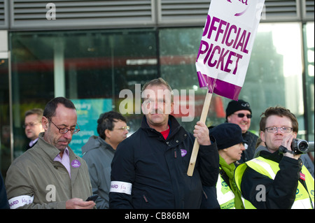 Piquets officiels à l'extérieur du bâtiment de HMRC à Euston Road, Londres, le jour de l'action des travailleurs du secteur public. Banque D'Images