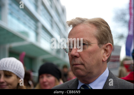 Sir Robert Naylor, Directeur de l'University College London Hospital, à l'extérieur de UCH en Euston sur jour de grève du secteur public. Banque D'Images