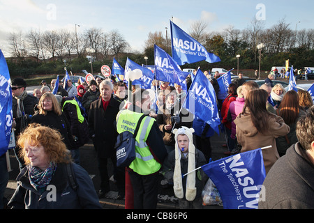 Les membres du syndicat d'enseignants NASUWT avec drapeaux, journée d'action du TUC Gateshead, Angleterre du Nord-Est, Royaume-Uni Banque D'Images