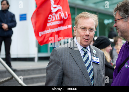 Sir Robert Naylor, Directeur de l'University College London Hospital, à l'extérieur de UCH en Euston sur jour de grève du secteur public. Banque D'Images