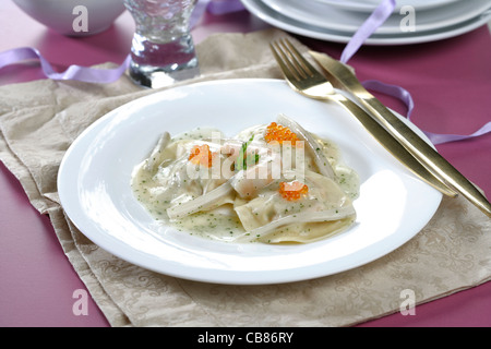 Raviolis de crevettes et oeufs de truite de tiges de bette à carde Banque D'Images