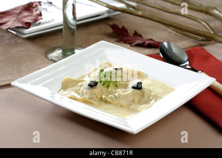 Ravioli farci au foie gras, légumes et sauce à l'oeuf de perdrix Banque D'Images