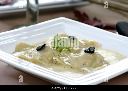 Ravioli farci au foie gras, légumes et sauce à l'oeuf de perdrix Banque D'Images