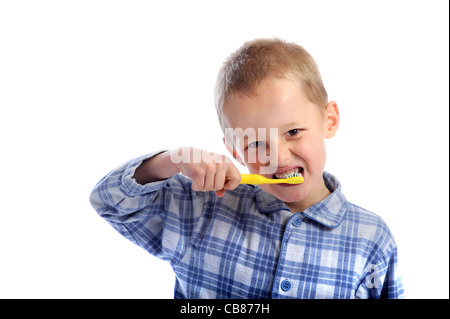 Nettoyage petit garçon ses dents. isolé sur fond blanc Banque D'Images