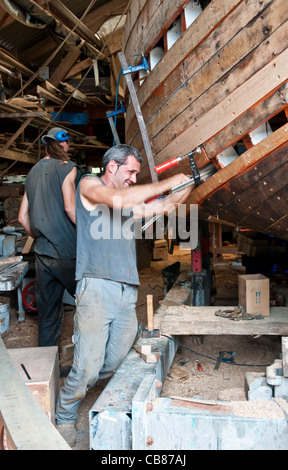 Bateau de réparateurs qualifiés traditionnellement construit des bateaux, un important commerce de cette ville Douarnenez, Finistère, Bretagne, France Banque D'Images