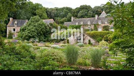 Partie des jardins créés par Peter Wolkonsky en face de la maison à Kerdalo, Tredarzec, près de Treguier, Bretagne, France. Banque D'Images