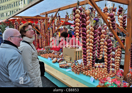 Les clients à l'Oignon traditionnelle (zweibelmarkt marché zibelemärit) à Berne, Suisse. Banque D'Images