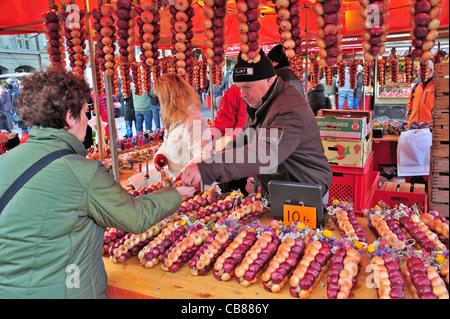 Un client effectue un achat dans le traditionnel marché de l'oignon (zweibelmarkt zibelemärit) tenue à Berne tous les 4ème lundi de novembre Banque D'Images