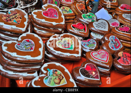 Gâteaux Épice en forme de cœur à la vente à un décrochage du marché suisse Banque D'Images