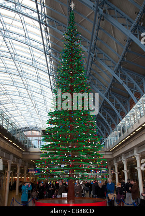 Plus grand arbre de Noël Lego à St Pancras Station, London Banque D'Images
