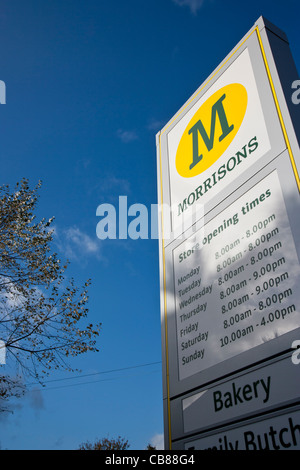 Morrison's Supermarket panneau indiquant les heures d'ouverture Banque D'Images