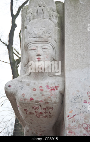 Tombe d'Oscar Wilde au cimetière du Père Lachaise Banque D'Images