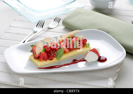 Polenta aux fruits rouges et glace au fromage Banque D'Images