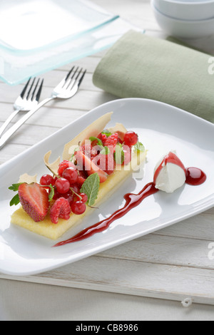 Polenta aux fruits rouges et glace au fromage Banque D'Images