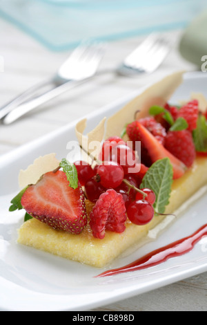 Polenta aux fruits rouges et glace au fromage Banque D'Images