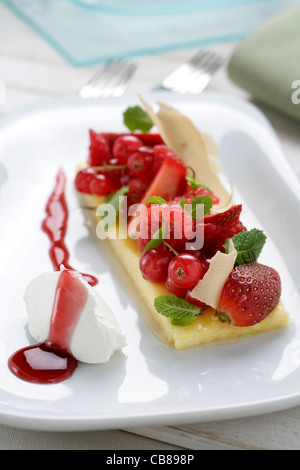 Polenta aux fruits rouges et glace au fromage Banque D'Images