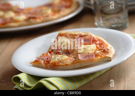 Tranche de pizza tropicaux (ananas, jambon, tomates, fromage) Banque D'Images