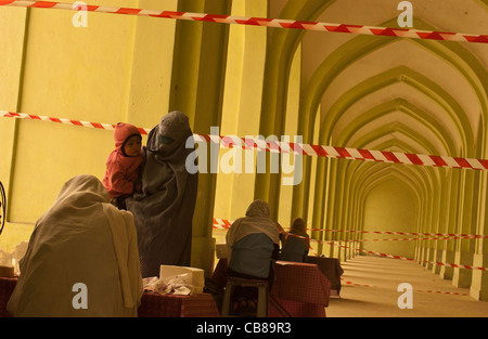 Une femme afghane vote dans une mosquée utilisé comme un bureau de vote à Kaboul, Afghanistan, Octobre 2004 Banque D'Images