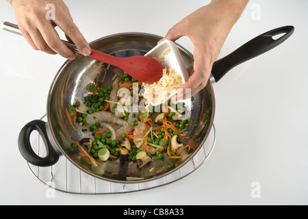 Ajouter les fèves germées pour un wok de légumes Banque D'Images