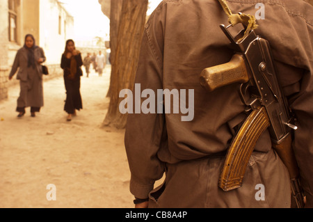 Un policier afghan monte la garde à l'extérieur d'un bureau de vote à Kaboul, Afghanistan, Octobre 2004 Banque D'Images