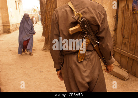 Un policier afghan monte la garde à l'extérieur d'un bureau de vote à Kaboul, Afghanistan, Octobre 2004 Banque D'Images