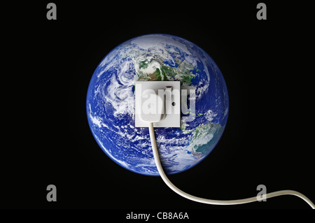Câble d'alimentation connecté à la Planète Terre Banque D'Images
