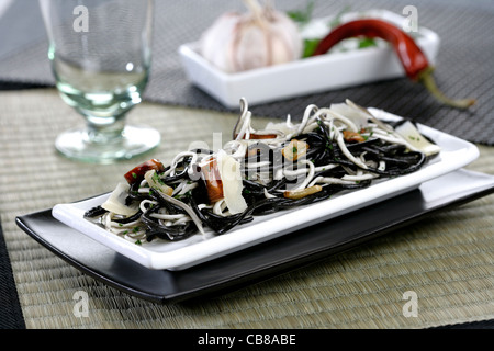 Black spaghetti à substituer des civelles et parmesan Banque D'Images