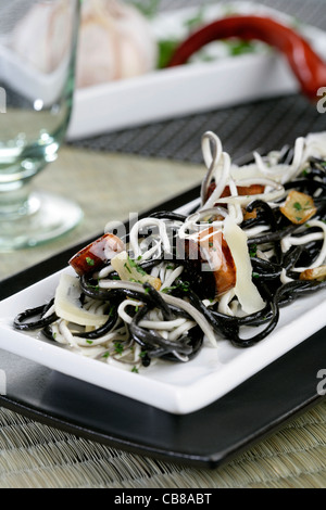 Black spaghetti à substituer des civelles et parmesan Banque D'Images