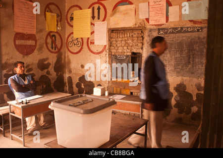 Les travailleurs électoraux attendre les sondages pour ouvrir à Kaboul, Afghanistan, Octobre 2004 Banque D'Images