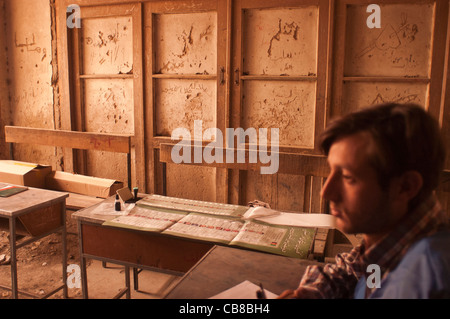 Les travailleurs électoraux attendre les sondages pour ouvrir à Kaboul, Afghanistan, Octobre 2004 Banque D'Images