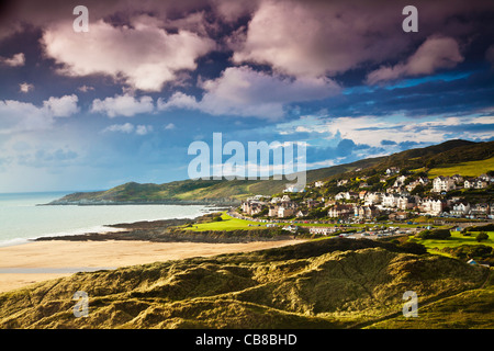 Lumière du soir tombe sur la commune de Woolacombe, dans le Devon, England, UK avec Morte Point dans la distance Banque D'Images