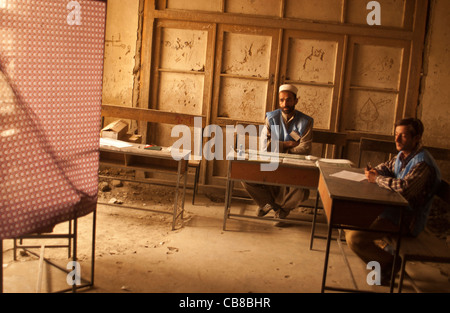 Les travailleurs électoraux attendre les sondages pour ouvrir à Kaboul, Afghanistan, Octobre 2004 Banque D'Images