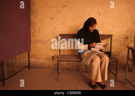 Les travailleurs électoraux attendre les sondages pour ouvrir à Kaboul, Afghanistan, Octobre 2004 Banque D'Images