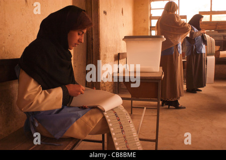 Les travailleurs électoraux attendre les sondages pour ouvrir à Kaboul, Afghanistan, Octobre 2004 Banque D'Images