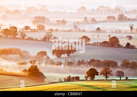 Un lever du soleil sur l'hiver de Martinsell Hill sur la vallée de Pewsey dans le Wiltshire, England, UK Banque D'Images