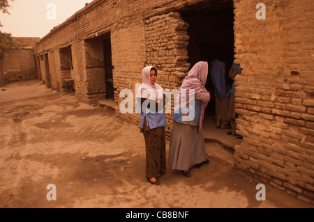 Les travailleurs électoraux attendre les sondages pour ouvrir à Kaboul, Afghanistan, Octobre 2004 Banque D'Images