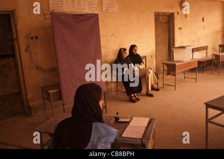 Les travailleurs électoraux attendre les sondages pour ouvrir à Kaboul, Afghanistan, Octobre 2004 Banque D'Images