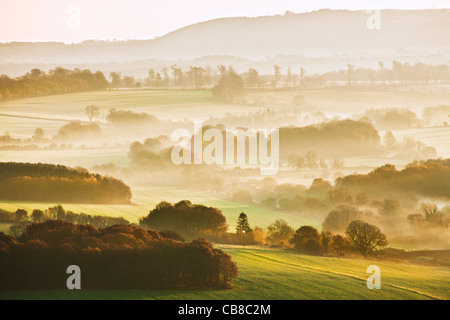 Un lever du soleil sur l'hiver de Martinsell Hill sur la vallée de Pewsey dans le Wiltshire, England, UK Banque D'Images