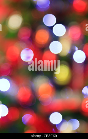Photo de l'éclairage provenant d'un arbre de Noël délibérément pris hors foyer pour l'utiliser comme un fond coloré. Banque D'Images