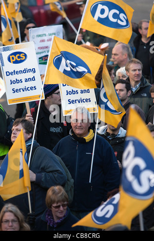 Les manifestants prendre part à la journée d'Action N30. Les travailleurs du secteur public en grève sont illustrés en prenant part à une manifestation et un rassemblement à Bristol. Banque D'Images