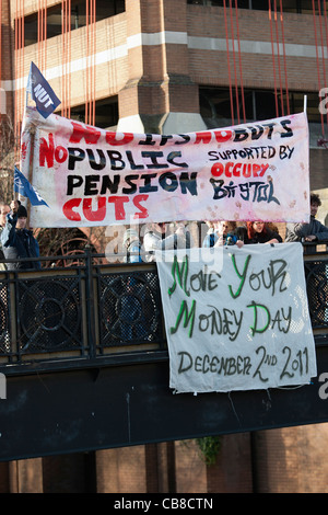 Les manifestants prendre part à la journée d'Action N30. Les travailleurs du secteur public en grève sont illustrés en prenant part à une manifestation et un rassemblement à Bristol. Banque D'Images