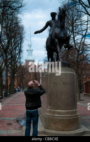 Paul Revere Mall et monument avec Old North Church derrière, Boston Banque D'Images