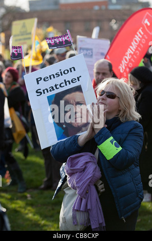 Les manifestants prendre part à la journée d'Action N30. Les travailleurs du secteur public en grève sont illustrés en prenant part à une manifestation et un rassemblement à Bristol. Banque D'Images